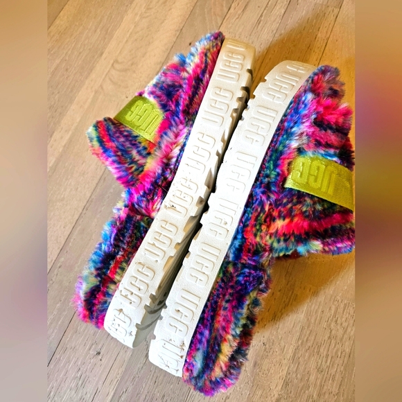 SPECTACULAR UGG FLUFFITA PIXELATE SLIDE/SLIPPER size 8.5-9 - Picture 8 of 8